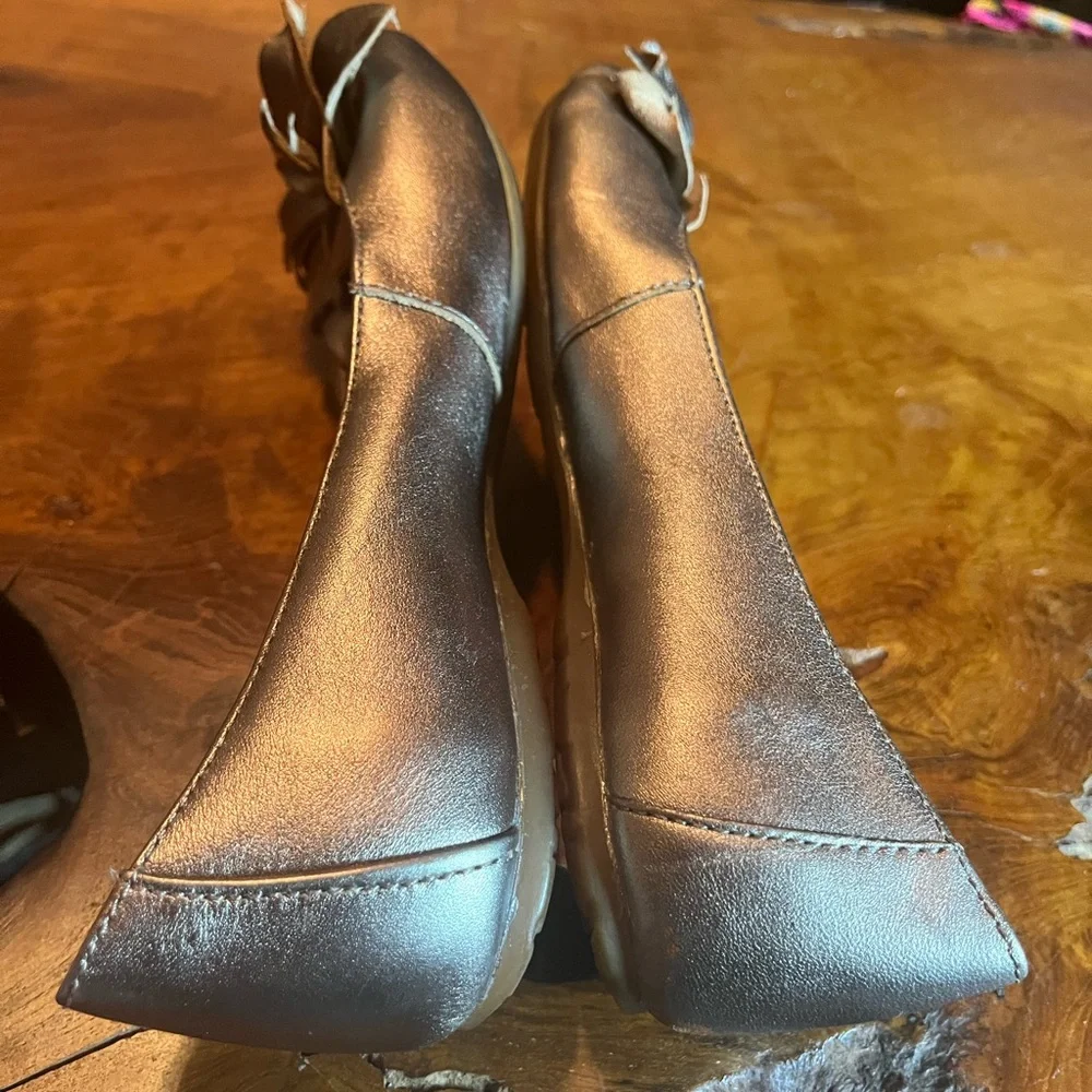 Born Women’s Size 6 Metallic Bronze Leather Flats Floral Toe Detail Shoes